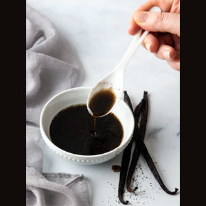 Madagascar Vanilla Extract 100% Pure Made With Organic Madagascar Vanilla Beans & Extraction Base of Organic Speciality Rum Highest Quality For Extraordinary Culinary Needs 5 oz Bottle